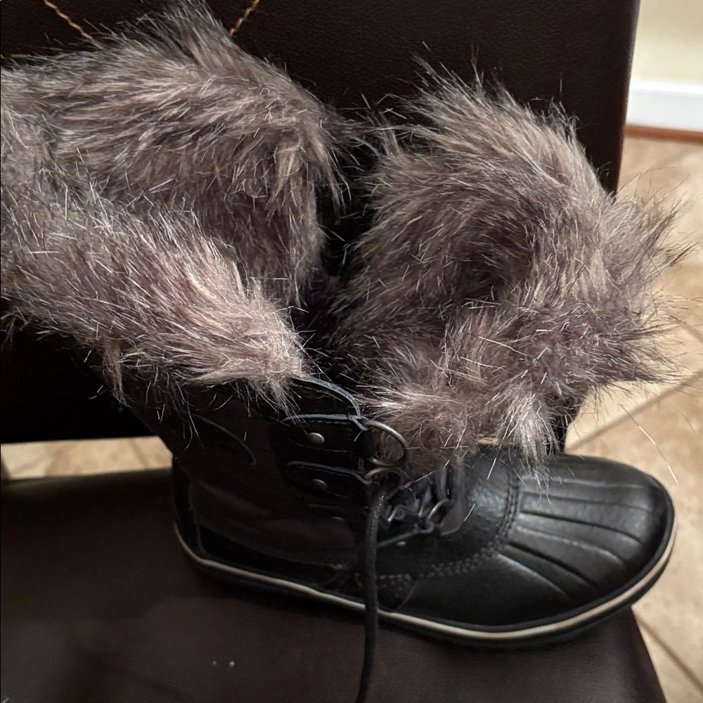 Sorel women’s waterproof Black Fur-Lined Winter Boots. Worn once - Picture 3 of 5